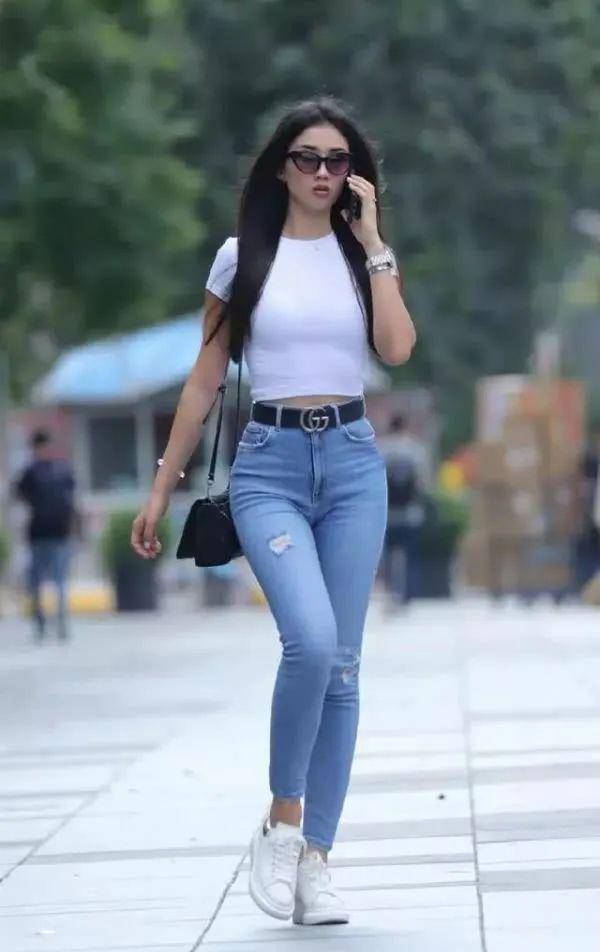 美女穿搭:洋气显瘦的牛仔裤,突出你的气质,尽显时尚女人味