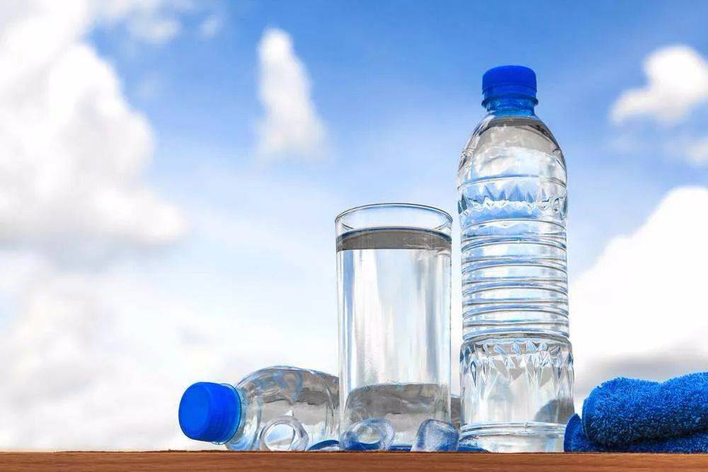 母乳喂养的宝宝可以喂水吗？
