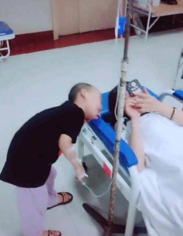 原创孩子生病打点滴,睡在病床上的却是妈妈,网友:佛系妈妈