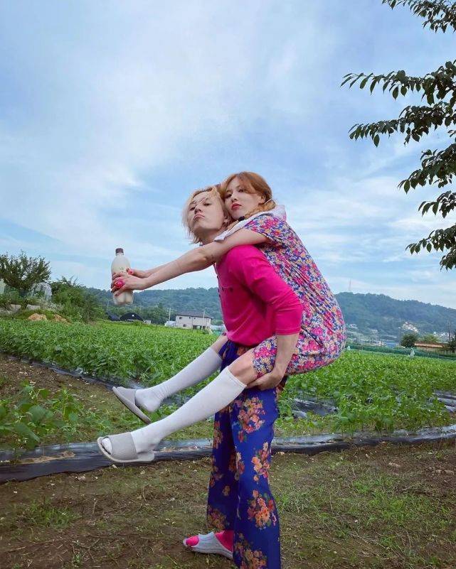 潮流|“泫雅风”又来了？示范2020碎花裙潮流穿搭，甜酷少女味十足