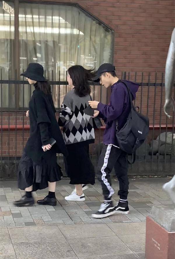 张一山被拍到疑似在女友家过夜,女方宋妍霏是