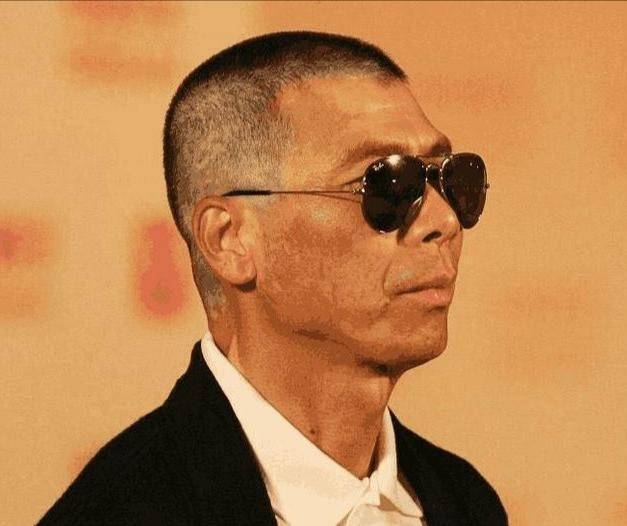 62岁冯小刚病情加重？与徐帆现身街头脸色苍白状