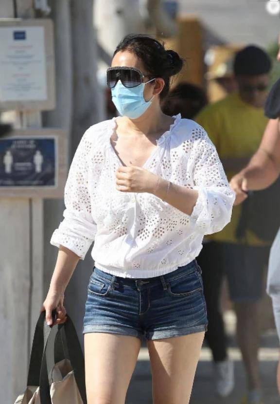 55岁巩俐穿着性感，与71岁丈夫十指紧扣，二人同