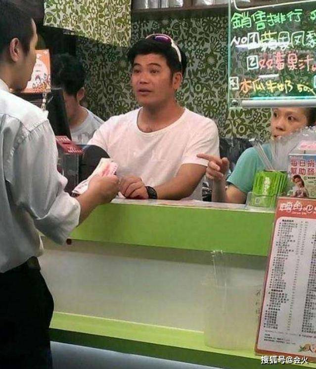 黑衣|原创男星当街被黑衣男威胁追债,为还4千万赌债卖掉爸妈房子妻离子散