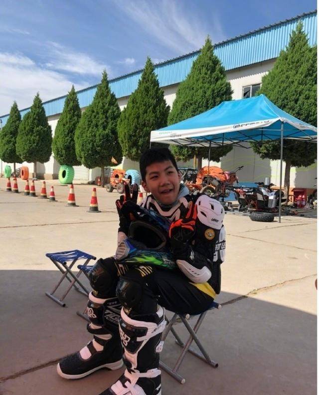 原创胡军儿子参加户外拉力赛,12岁身高瞩目长相帅气,父亲以其为傲 原创胡军儿子参加户外拉力赛,12岁身高瞩目长相帅气,父亲以其为傲
