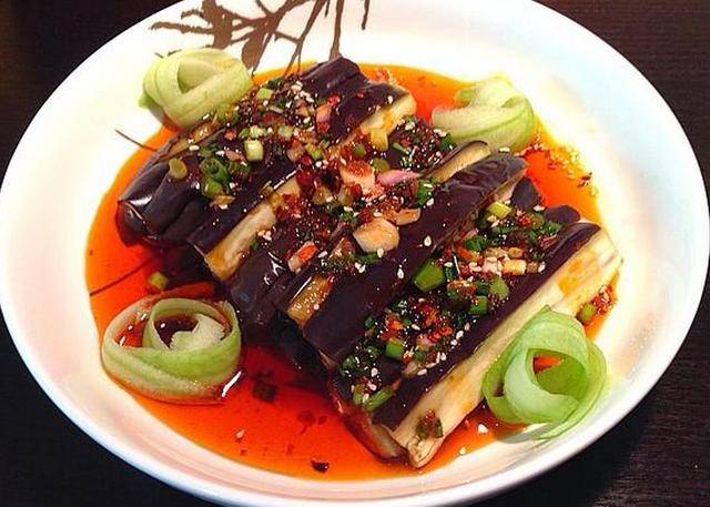 美食精选:土豆炒面,凉拌茄子,黄焖乳牛,酱焖鲜鲅鱼的做法