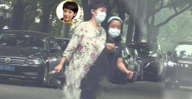 脑门|50岁张嘉译头发花白走路佝偻，女儿皮肤黝黑脑门宽大，不像父母