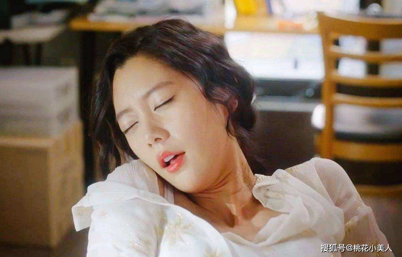 魔鬼身材克拉拉，身穿亮片抹胸鱼尾裙，不愧是韩国第一女神！