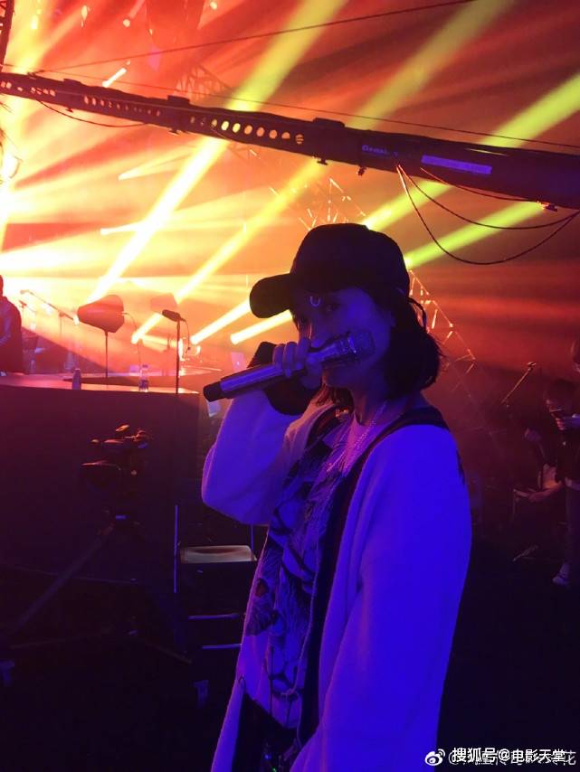 在线吃老公的瓜！玲花手滑点赞diss徐明朝的微博