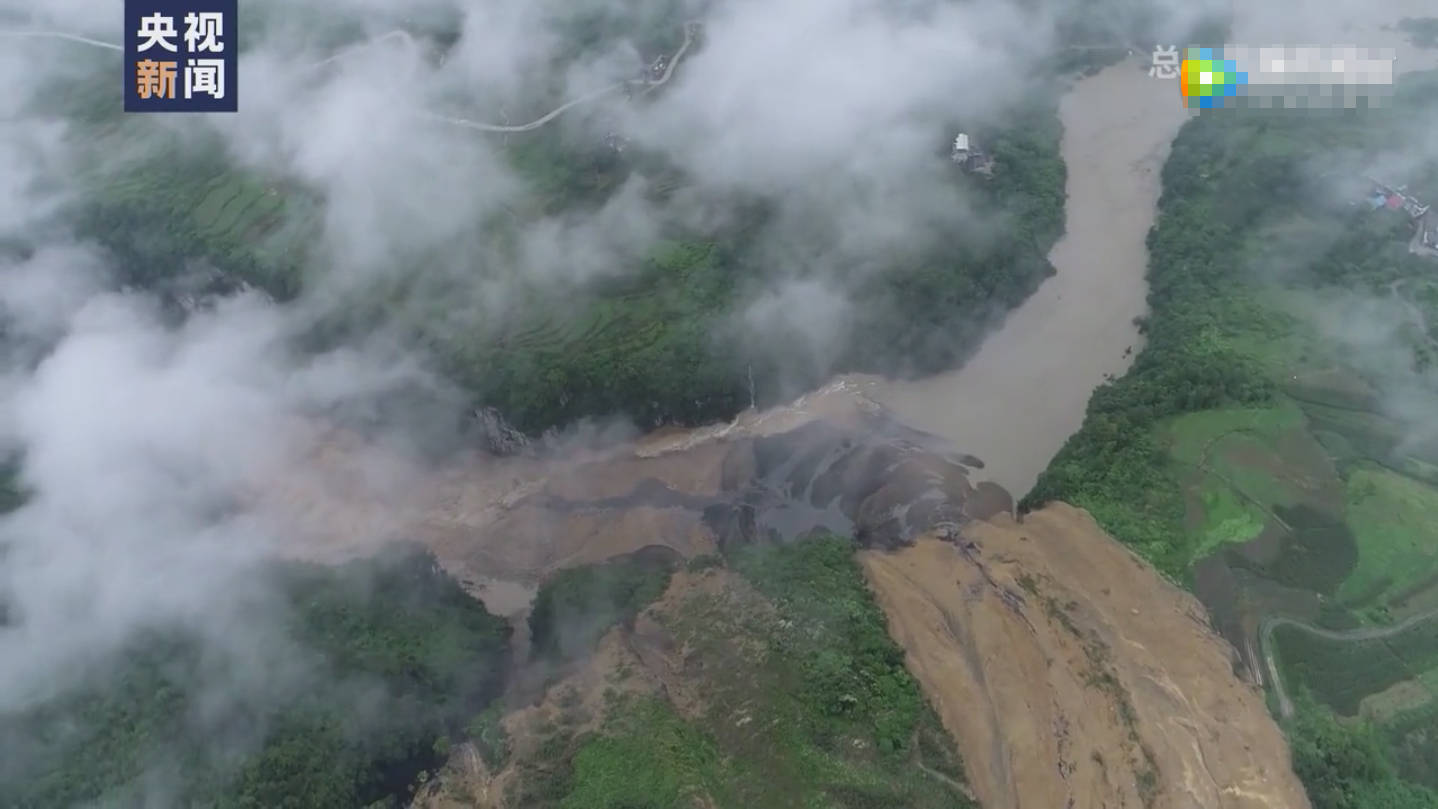 滑坡体出现大面积滑移,大量泥沙石块垮塌进清江河道中,堵塞形成堰塞湖