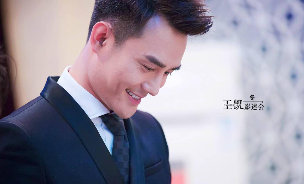 继“不雅视频”风波后，王凯首次现身街头，口罩遮面眉头紧锁