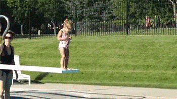 搞笑gif:楼上夫妻干了什么,把我家给害成这样