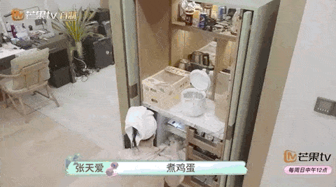 张天|张天爱大赞黄明昊品牌的外套，一转身露出设计师的小心机