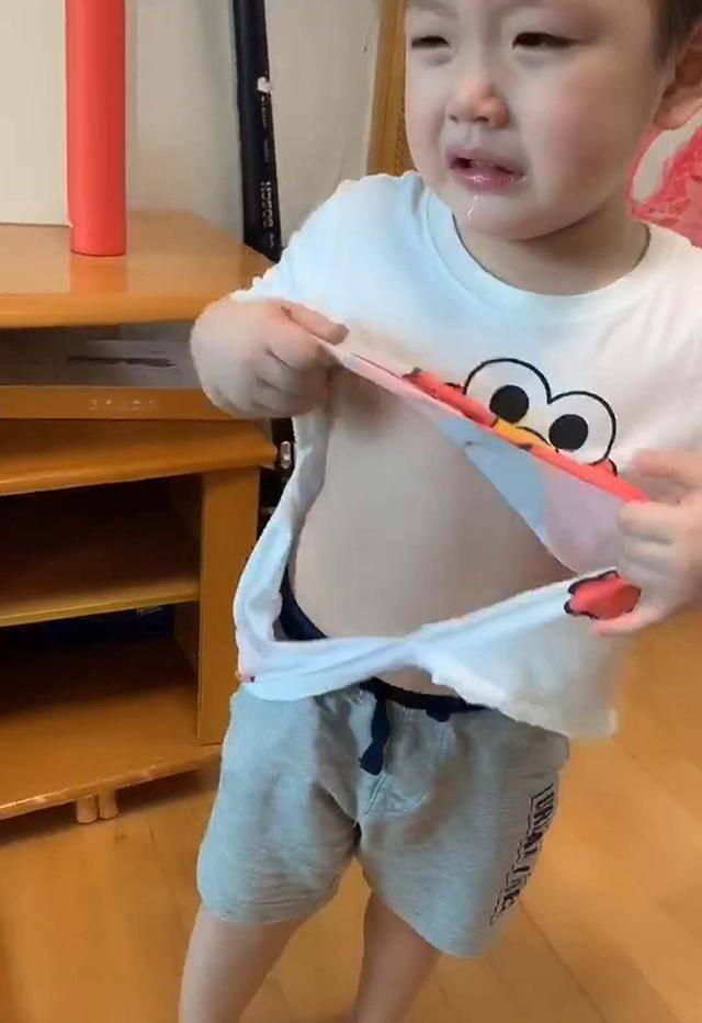 弟弟与姐姐干架，身上“战袍”被姐姐撕碎，妈妈：人在屋檐下，该低头就低头