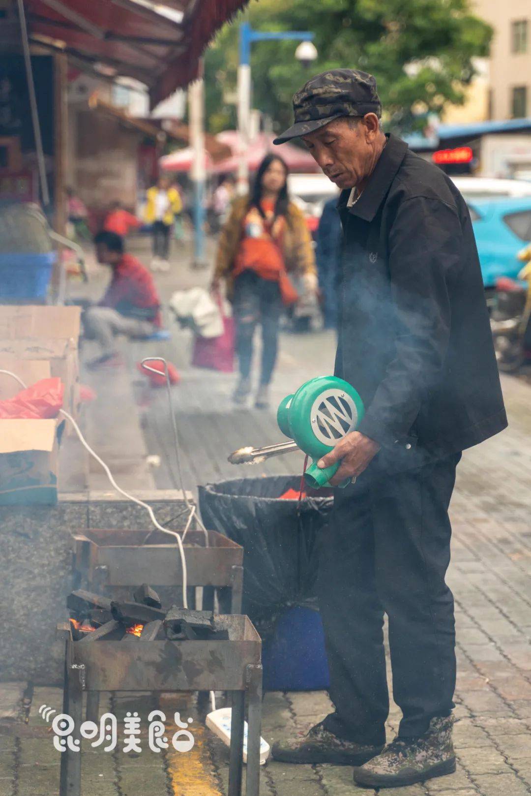 昆明|路边卖烧烤，好吃到车辆水泄不通昆明43斤村花找不到对象