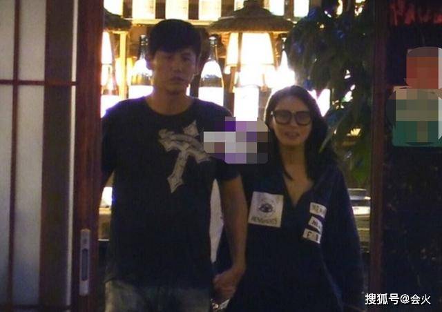 秋瓷炫于晓光机场情难自禁，当众热吻，自曝婚