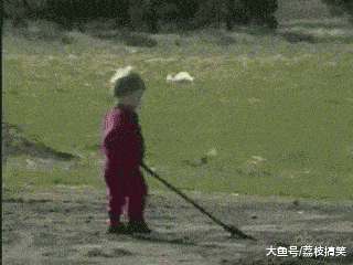 搞笑gif:大爷你锻炼,能不能换个地方?别耽误年轻人上班