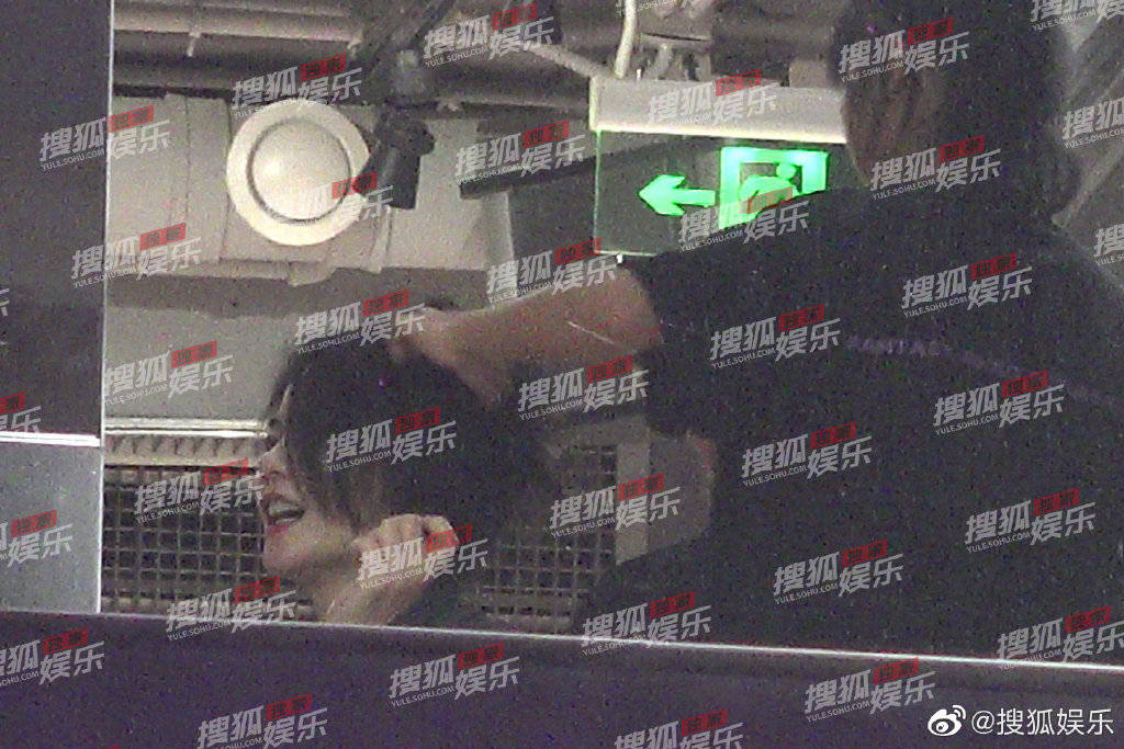 女儿|原创李嫣陪妈妈做头发，王菲店内喝酒又抽烟，出门还踩空险摔倒