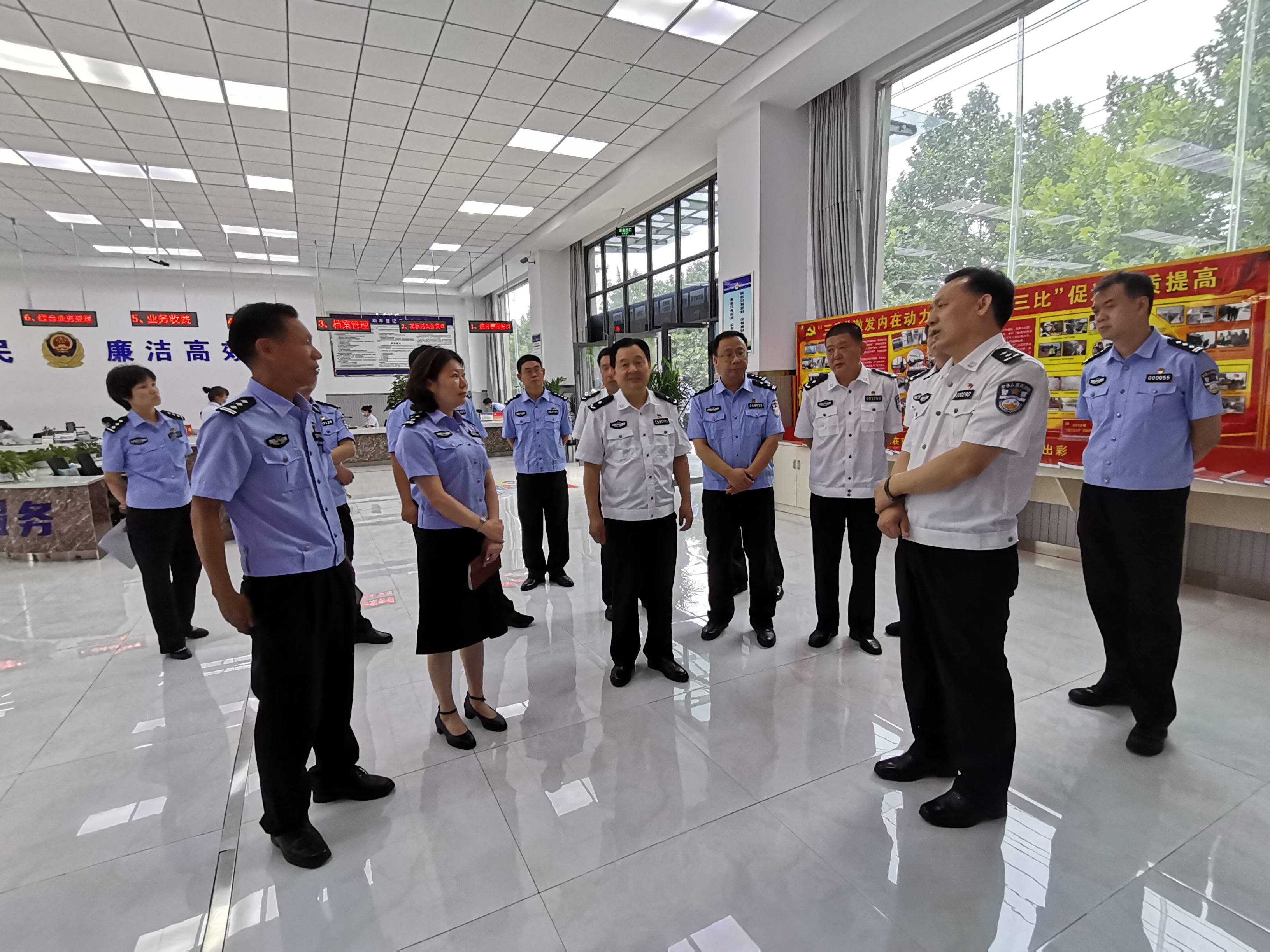 河南省公安厅交警总队总队长冯国文一行深入陕州区交警大队调研指导