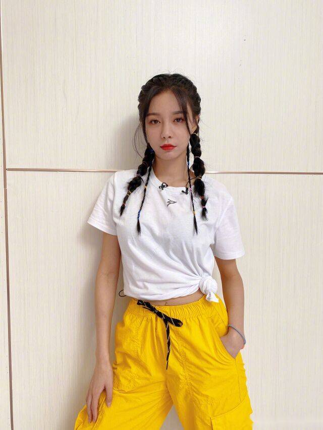 气质|沈梦辰晒最近穿搭照,新发型尽显女团气质,被指撞脸李小璐