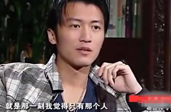 50岁王菲被小狼狗一把搂住,与谢霆锋的世纪复合再次告终?