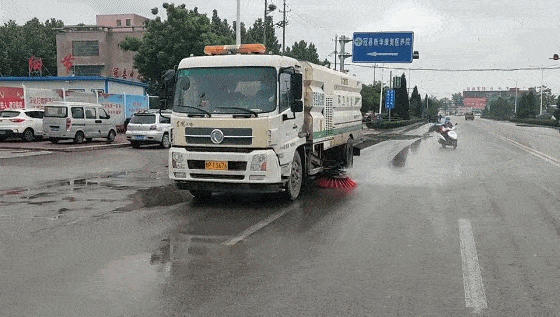 巩义街头一景:洒水车雨天洒水,傻?真相是