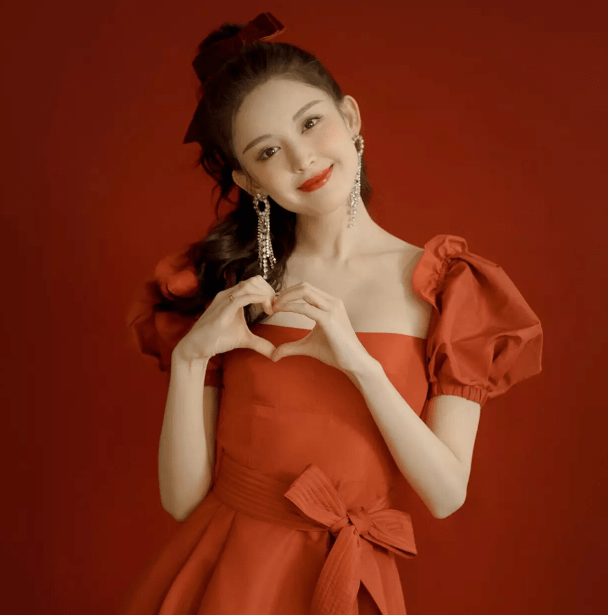 身段|古力娜扎挑战“公主造型”,穿红裙彰显身段,两种肤色让人意外