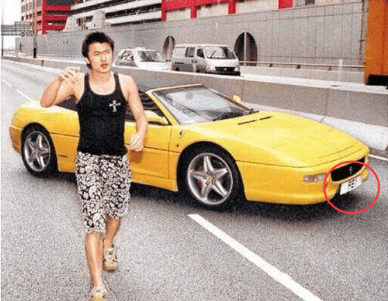50岁王菲被小狼狗一把搂住,与谢霆锋的世纪复合再次告终?