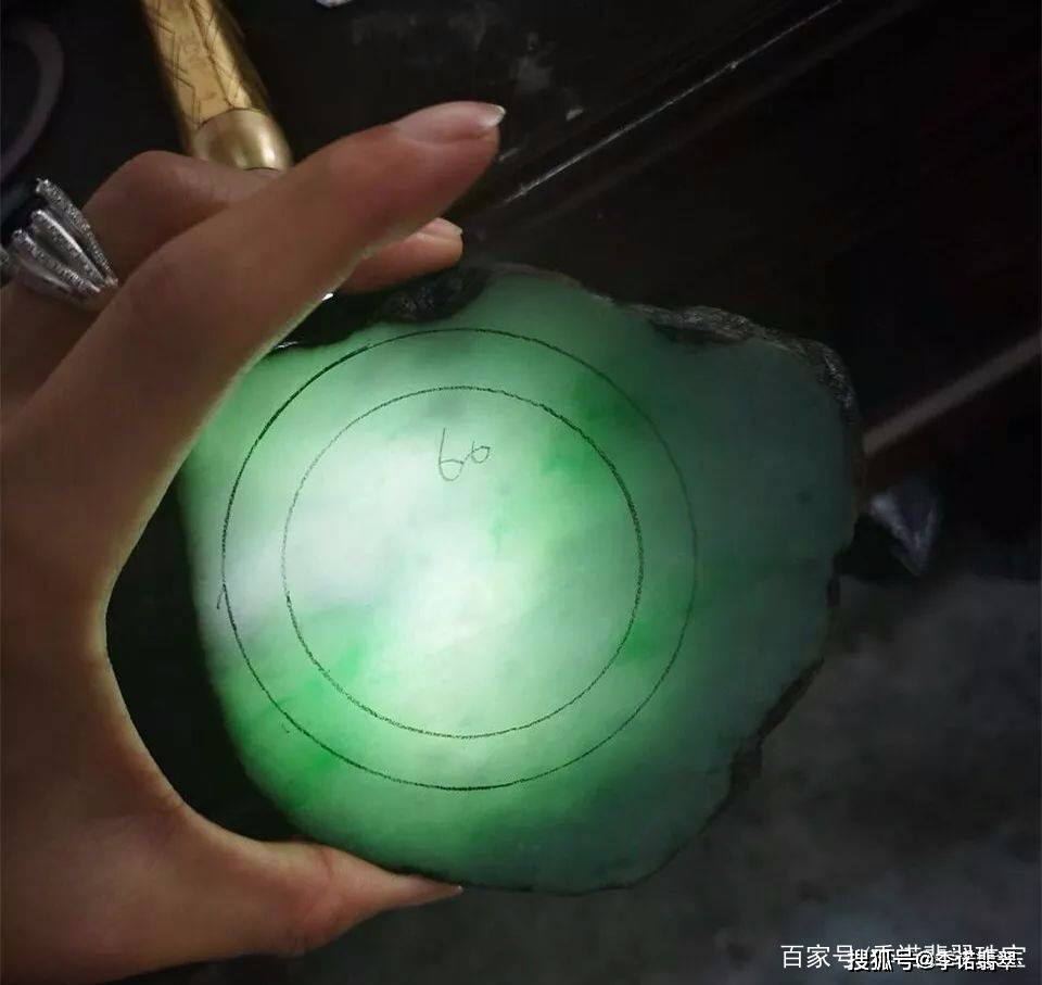 美女3680买块翡翠赌石,连切3刀,刀刀涨!