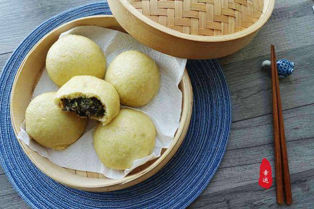 黑木耳|皮薄馅大馅抱团,黑木耳脆爽让口感更佳色泽金黄的菜窝窝出锅了