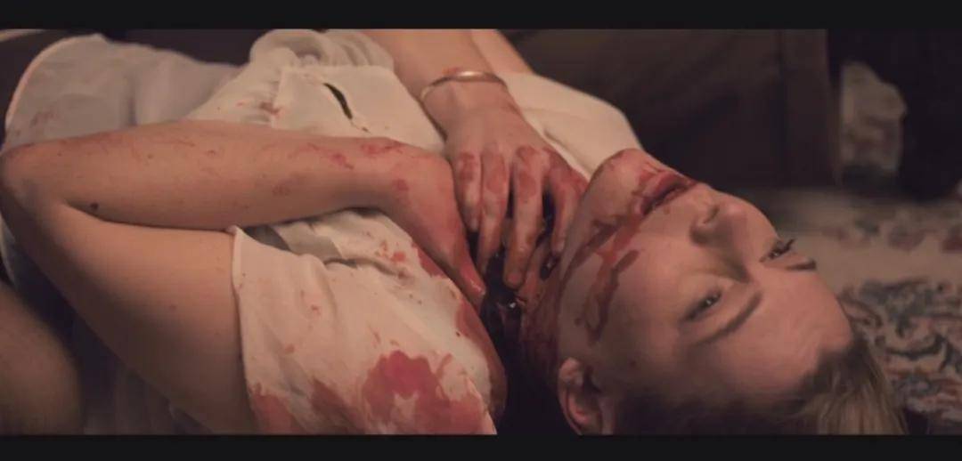 毫不知情的艾米,刚跑出大门, 脖子就被划了一个大口子, 鲜血快速喷了