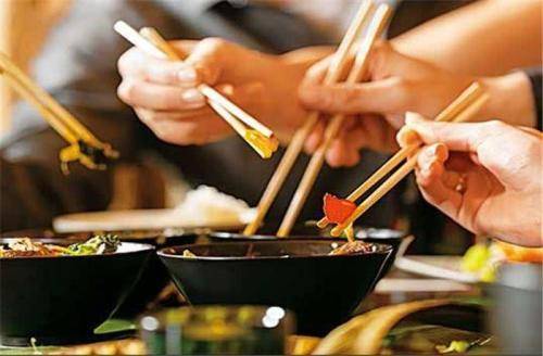 使用筷子有助大脑发育，孩子多大可以使用筷子？