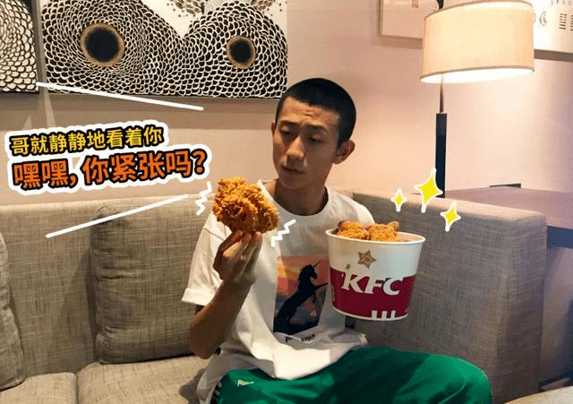 张一山|张一山恋情再添实锤?被拍到现身宋妍霏小区彻夜未出,两人曾多次传绯闻却不否认