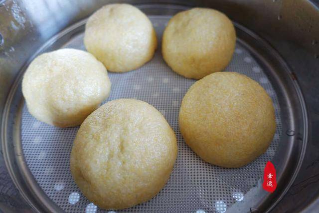 黑木耳|皮薄馅大馅抱团,黑木耳脆爽让口感更佳色泽金黄的菜窝窝出锅了