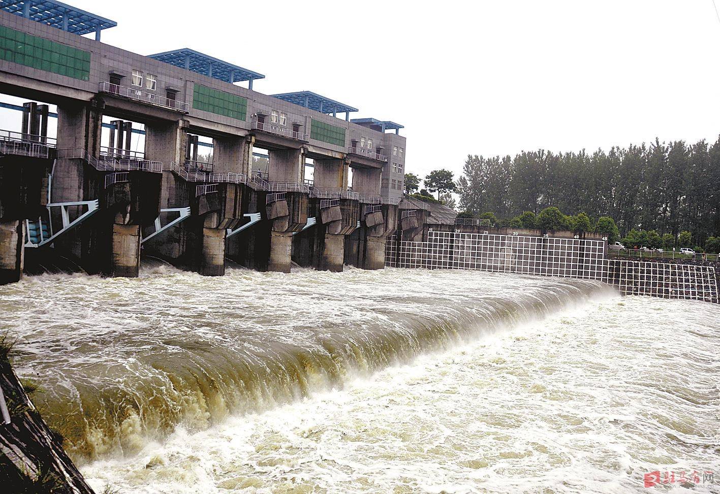 宿鸭湖水库开闸放水 板桥水库严阵以待