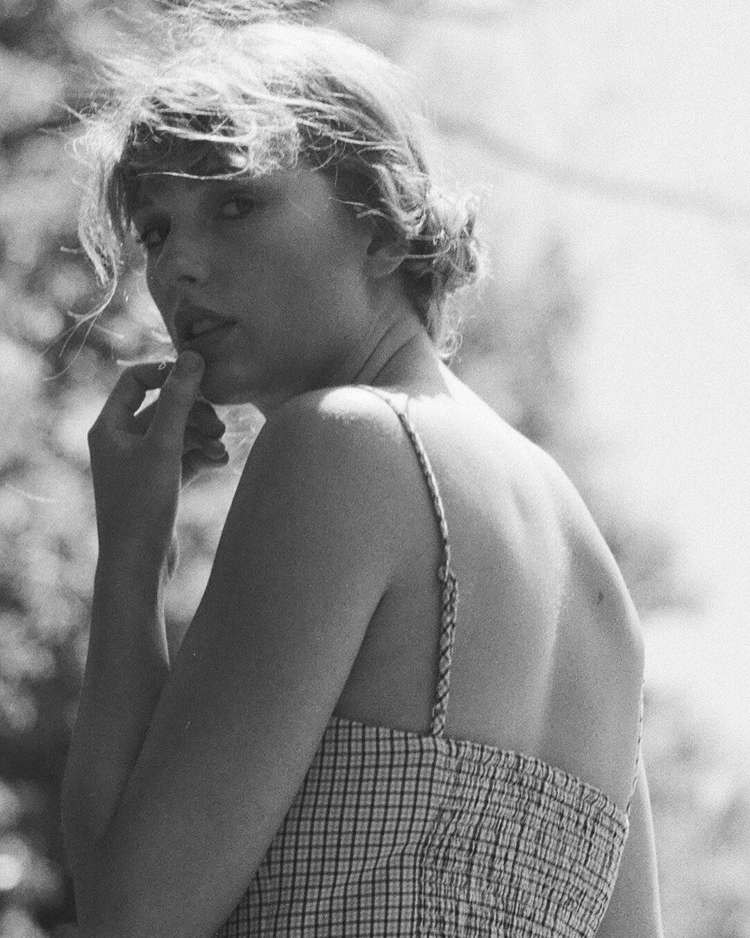 霉霉新专《folklore》上线,你知道这几个她常用的唱歌