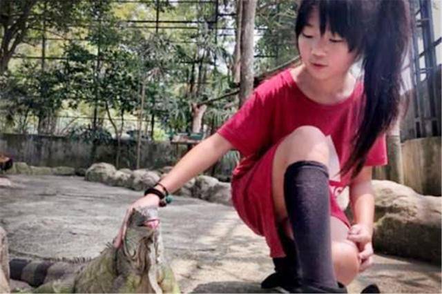 原创曹格女儿长大了，曾被吐槽撞脸蜡笔小新，如今超模气质大长腿
