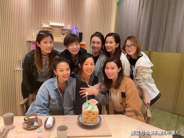 “贪玩人妻”晒儿子萌照，一家三口劲温馨，婚后与吴卓羲泳池嬉戏