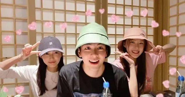 男方|原创当红人气小花恋情被曝光？男方着急否认是心虚吗？