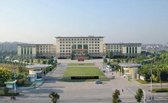 荆州职业技术学院也有一定的知名度,尤其是新校区扩建后,霸气的校门给