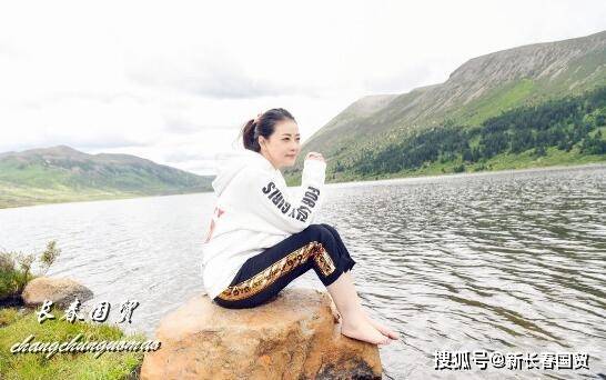 54岁周海媚扎马尾辫赤脚坐水边,保养得宜美如少女