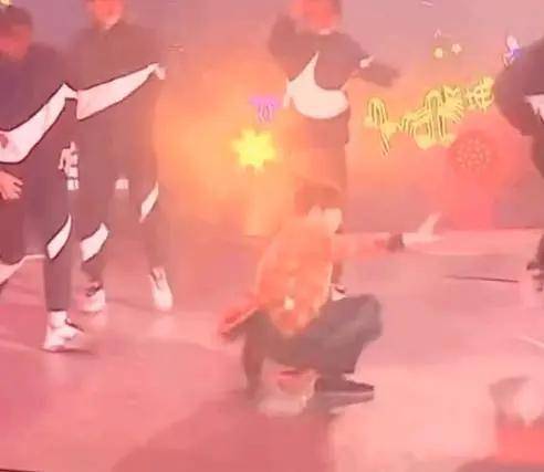 扇子|原创金莎掉扇子在《浪姐》现场大哭，看看其他明星如何化解舞台失误？