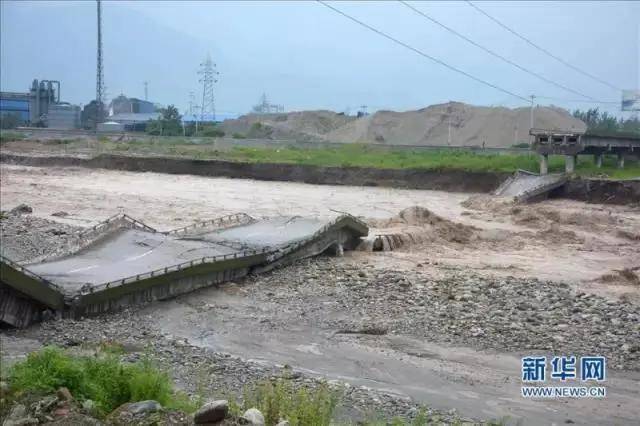 洪灾是由于江,河,湖,库水位猛涨,堤坝漫溢或溃决,水流入境而造成的