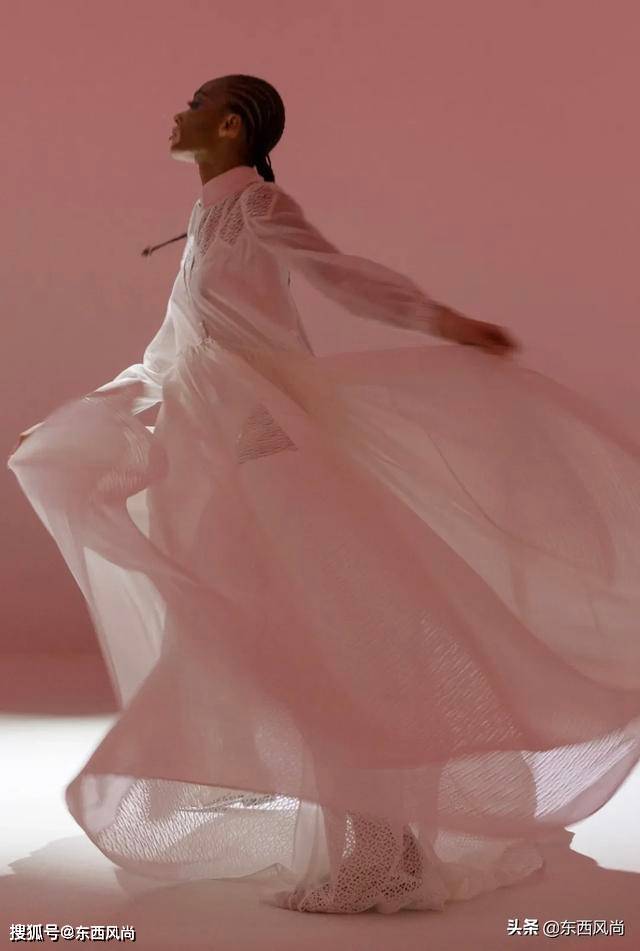裙装|在芭蕾舞短裙上，找到的设计灵感的裙装，运用了大量的彩色薄纱