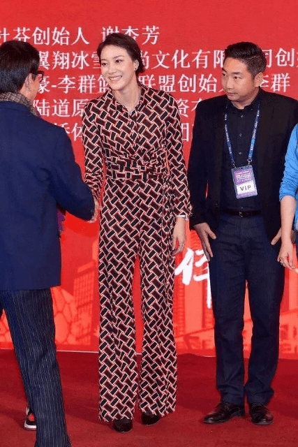 连衣裙|谢杏芳国外度假太随性，穿无袖雪纺连衣裙简约大气，女人味溢出来