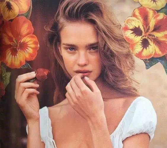 泳衣|LV太子妃穿豹纹紧身泳衣,跪沙滩上大秀火辣身材,咧嘴笑撞脸舒淇