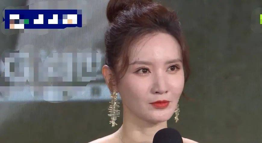 央视镜头下的女星:65岁奚美娟同框张萌丝毫不输