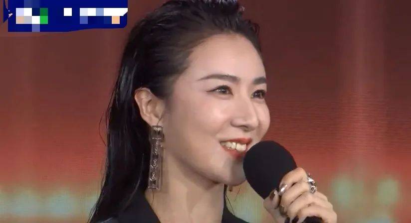 央视镜头下的女星:65岁奚美娟同框张萌丝毫不输