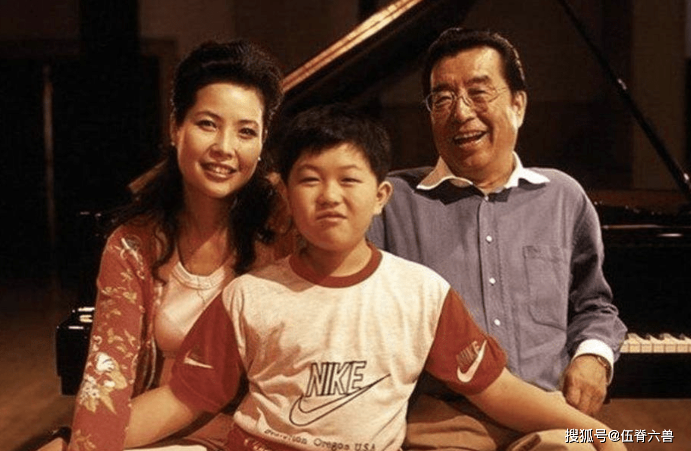 原创81岁李双江近照曝光,一头黑发不似耄耋老人,未见妻子梦鸽跟随