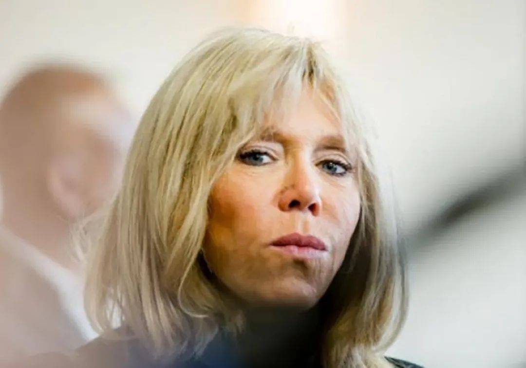 布丽|67岁布丽吉特瘦成纸片人，麻杆腿引领时尚，但上下一样粗看不见腰